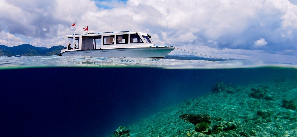 Divingboat with shallow reef in Weda Bay